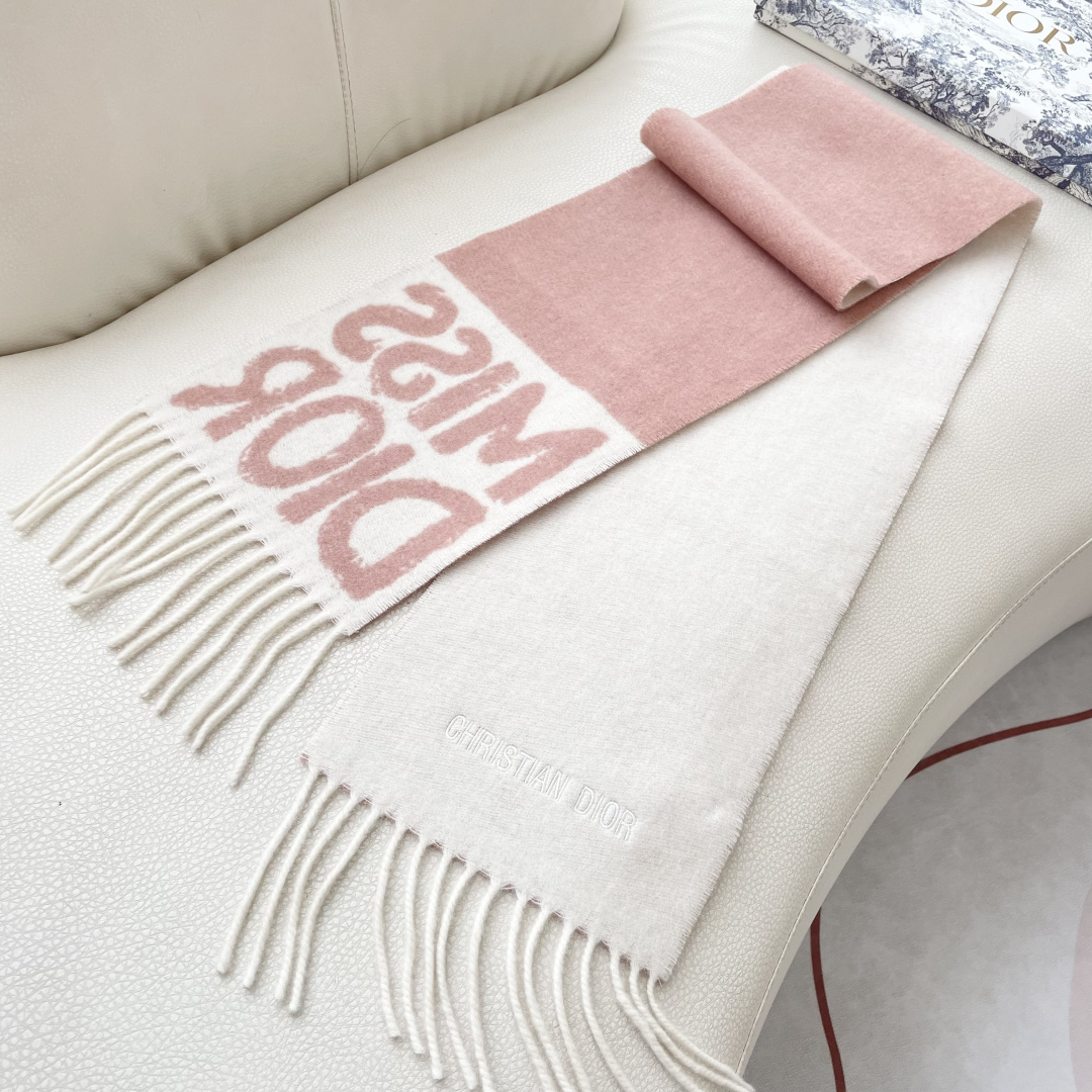【DIOR 迪奥流苏长巾】尺寸:17×140CM材质:100%山羊绒爆款，专柜最新款式 双面羊绒 超百搭