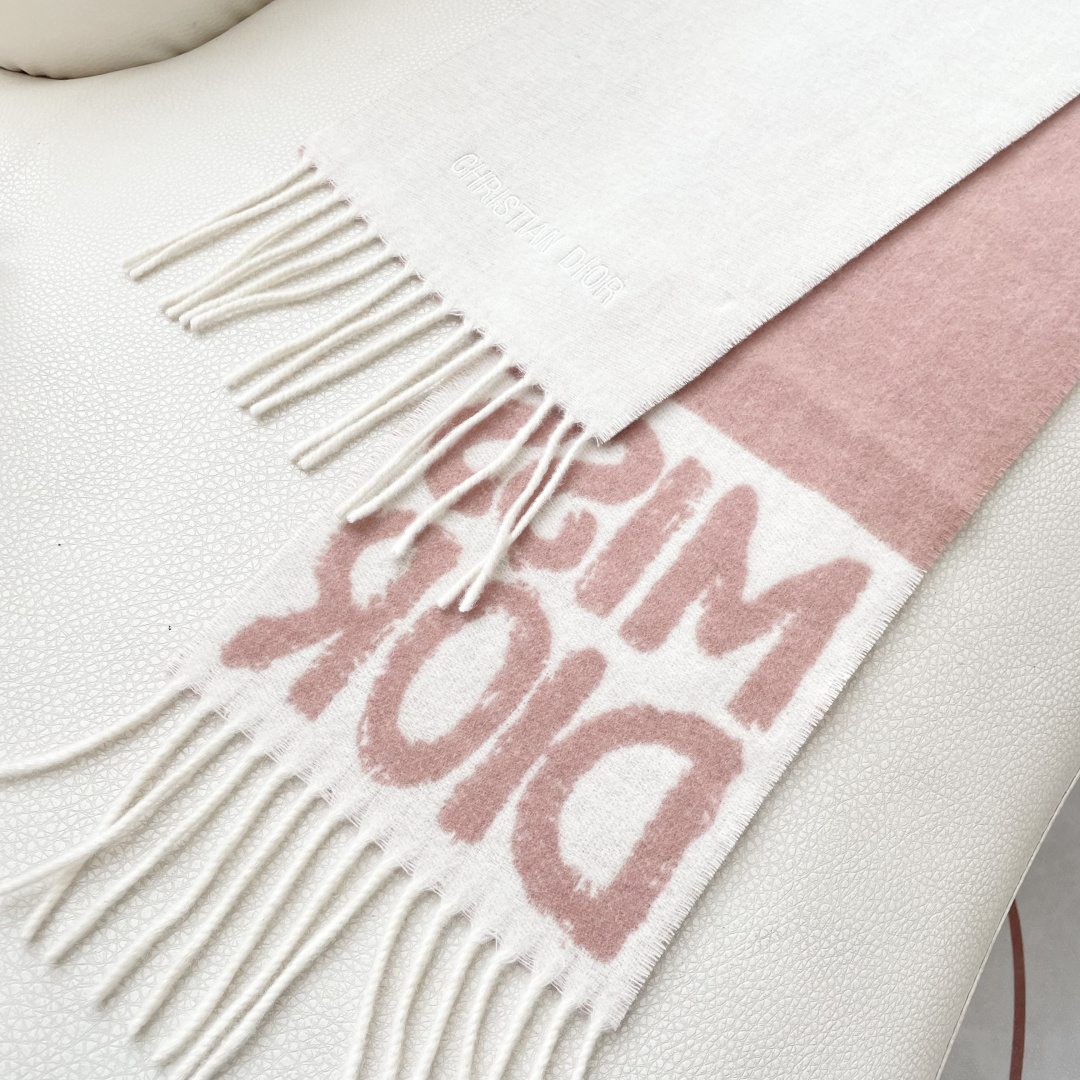 【DIOR 迪奥流苏长巾】尺寸:17×140CM材质:100%山羊绒爆款，专柜最新款式 双面羊绒 超百搭