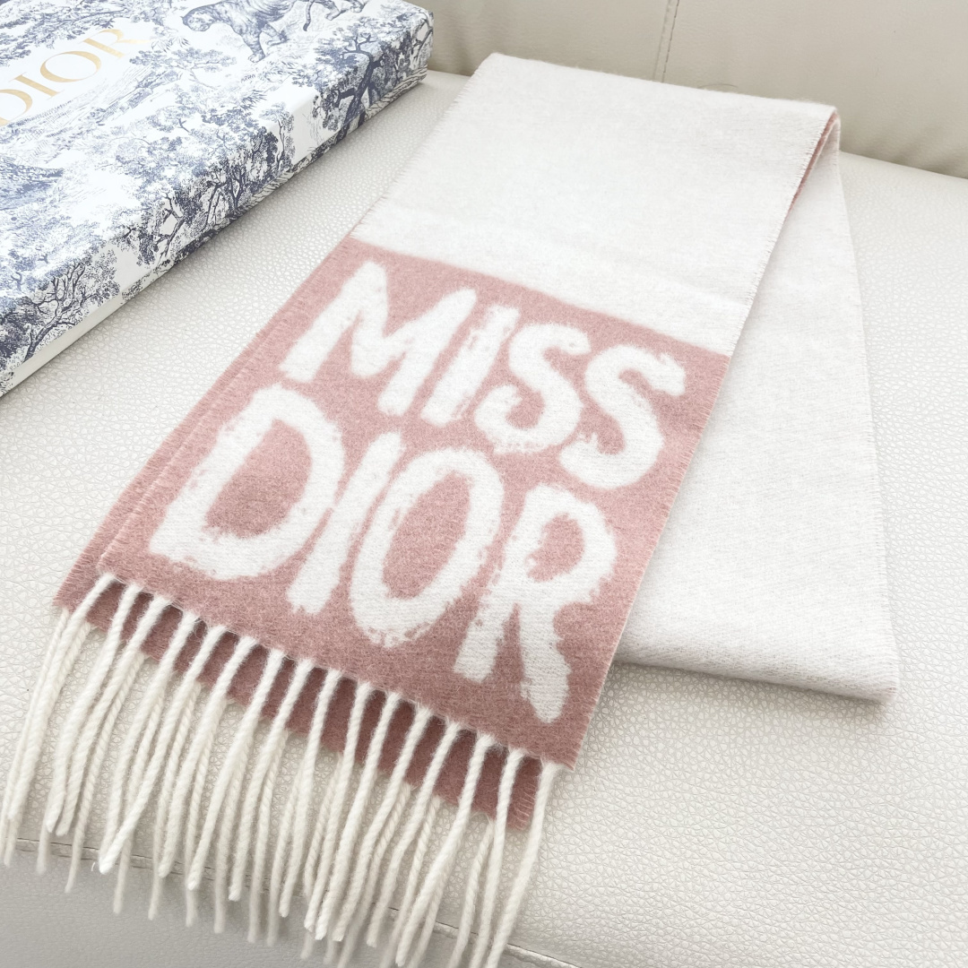 【DIOR 迪奥流苏长巾】尺寸:17×140CM材质:100%山羊绒爆款，专柜最新款式 双面羊绒 超百搭