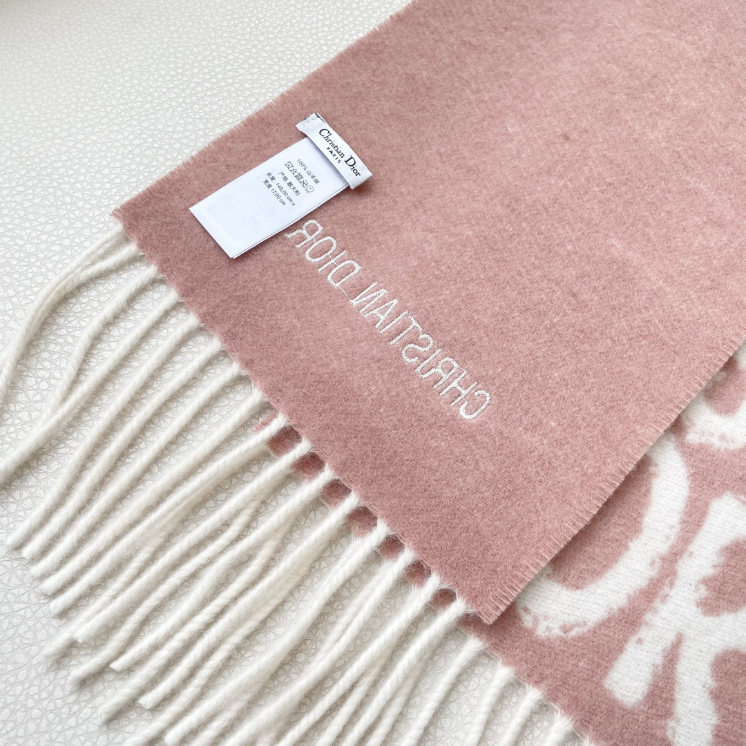 【DIOR 迪奥流苏长巾】尺寸:17×140CM材质:100%山羊绒爆款，专柜最新款式 双面羊绒 超百搭