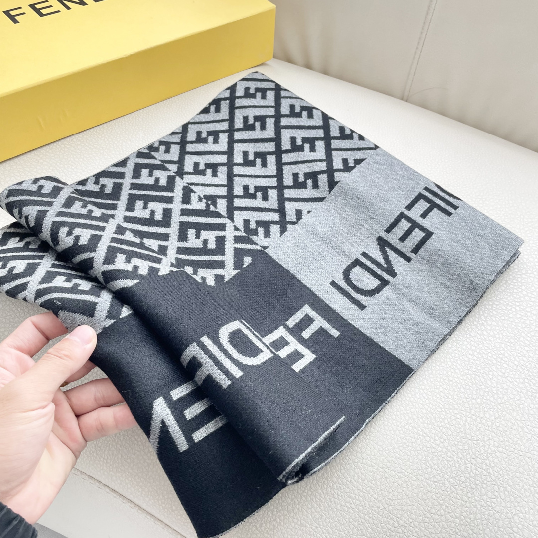 爆款上新 情侣款👍👍芬迪 独家牛货🐂 奢华尽在尺寸之间，高端品质‼️具有超高羊绒品质才会被此品牌青睐‼️