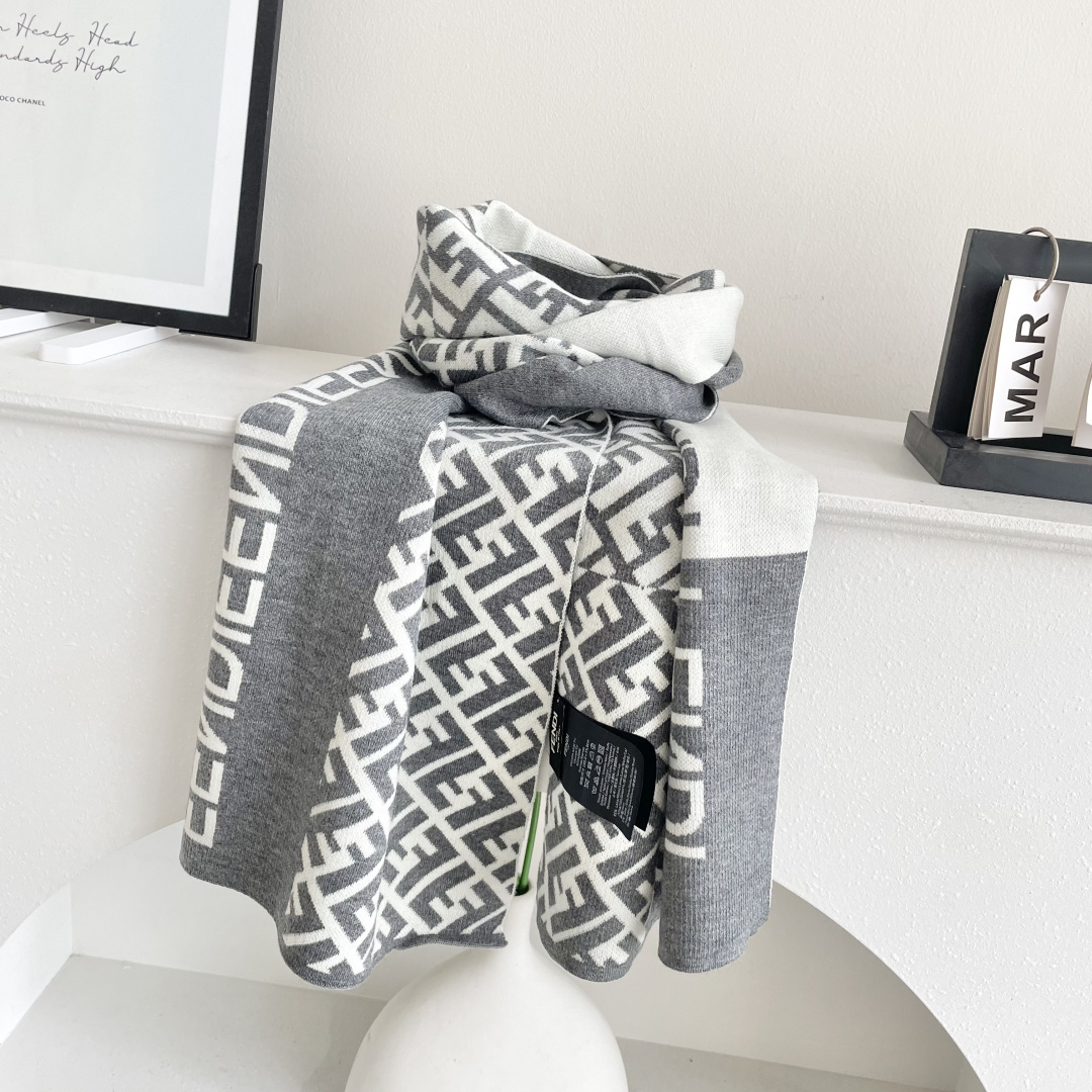 爆款上新 情侣款👍👍芬迪 独家牛货🐂 奢华尽在尺寸之间，高端品质‼️具有超高羊绒品质才会被此品牌青睐‼️