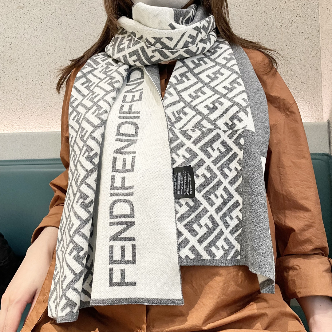 爆款上新 情侣款👍👍芬迪 独家牛货🐂 奢华尽在尺寸之间，高端品质‼️具有超高羊绒品质才会被此品牌青睐‼️