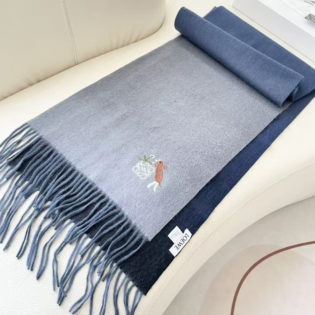 。爆款‼️顶级高尖端⚠️【LOEWE罗意威直供迪拜出口货‼️】🎀官网双面罗意威2025新品✨双面羊绒围巾