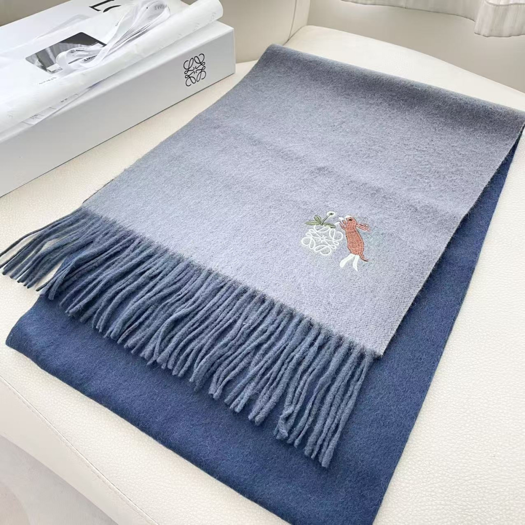 。爆款‼️顶级高尖端⚠️【LOEWE罗意威直供迪拜出口货‼️】🎀官网双面罗意威2025新品✨双面羊绒围巾