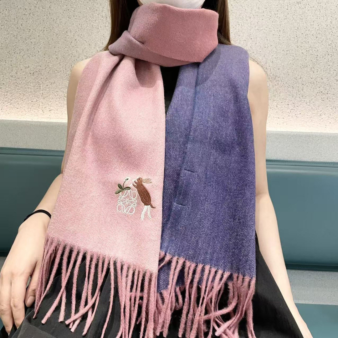 。爆款‼️顶级高尖端⚠️【LOEWE罗意威直供迪拜出口货‼️】🎀官网双面罗意威2025新品✨双面羊绒围巾