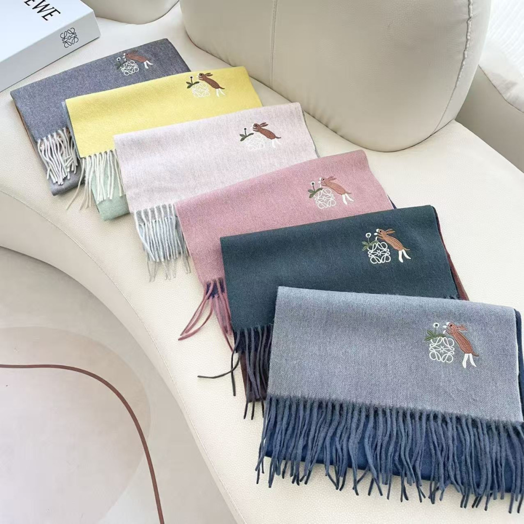 。爆款‼️顶级高尖端⚠️【LOEWE罗意威直供迪拜出口货‼️】🎀官网双面罗意威2025新品✨双面羊绒围巾