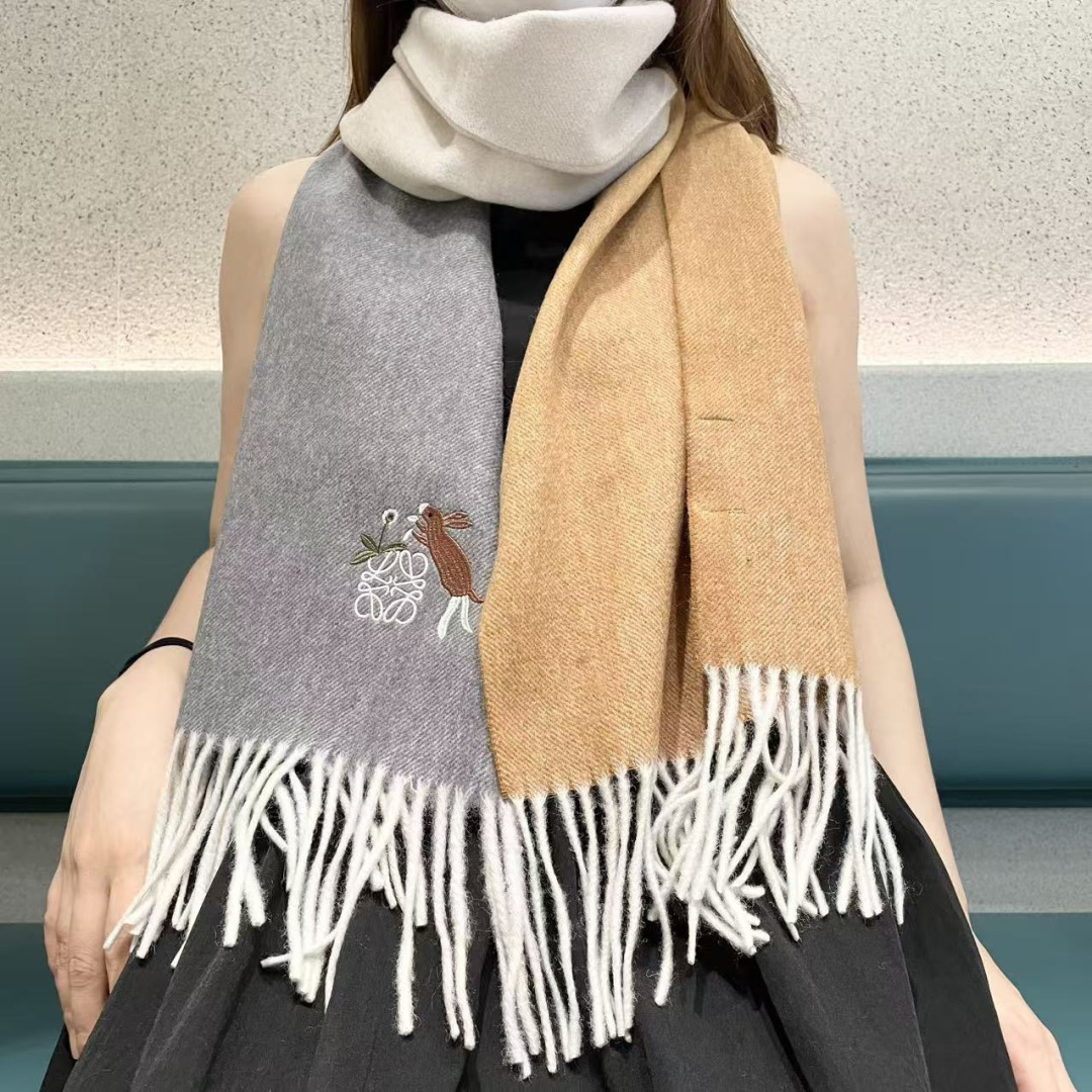 。爆款‼️顶级高尖端⚠️【LOEWE罗意威直供迪拜出口货‼️】🎀官网双面罗意威2025新品✨双面羊绒围巾