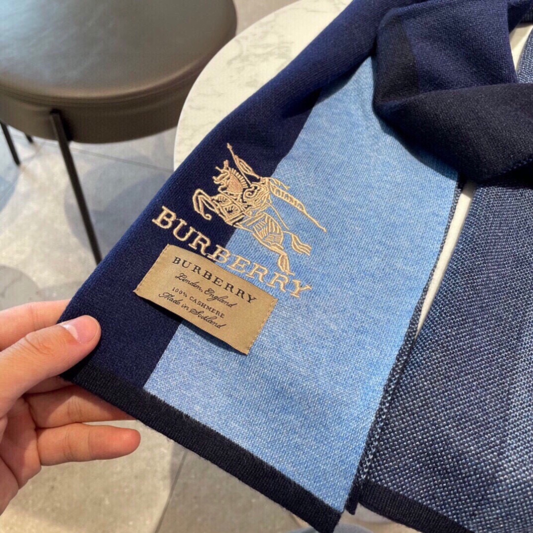 爆款上新 情侣款👍👍B家【经典战马】货🐂 奢华尽在尺寸之间，高端品质‼️具有超高羊绒品质才会被此品牌青睐