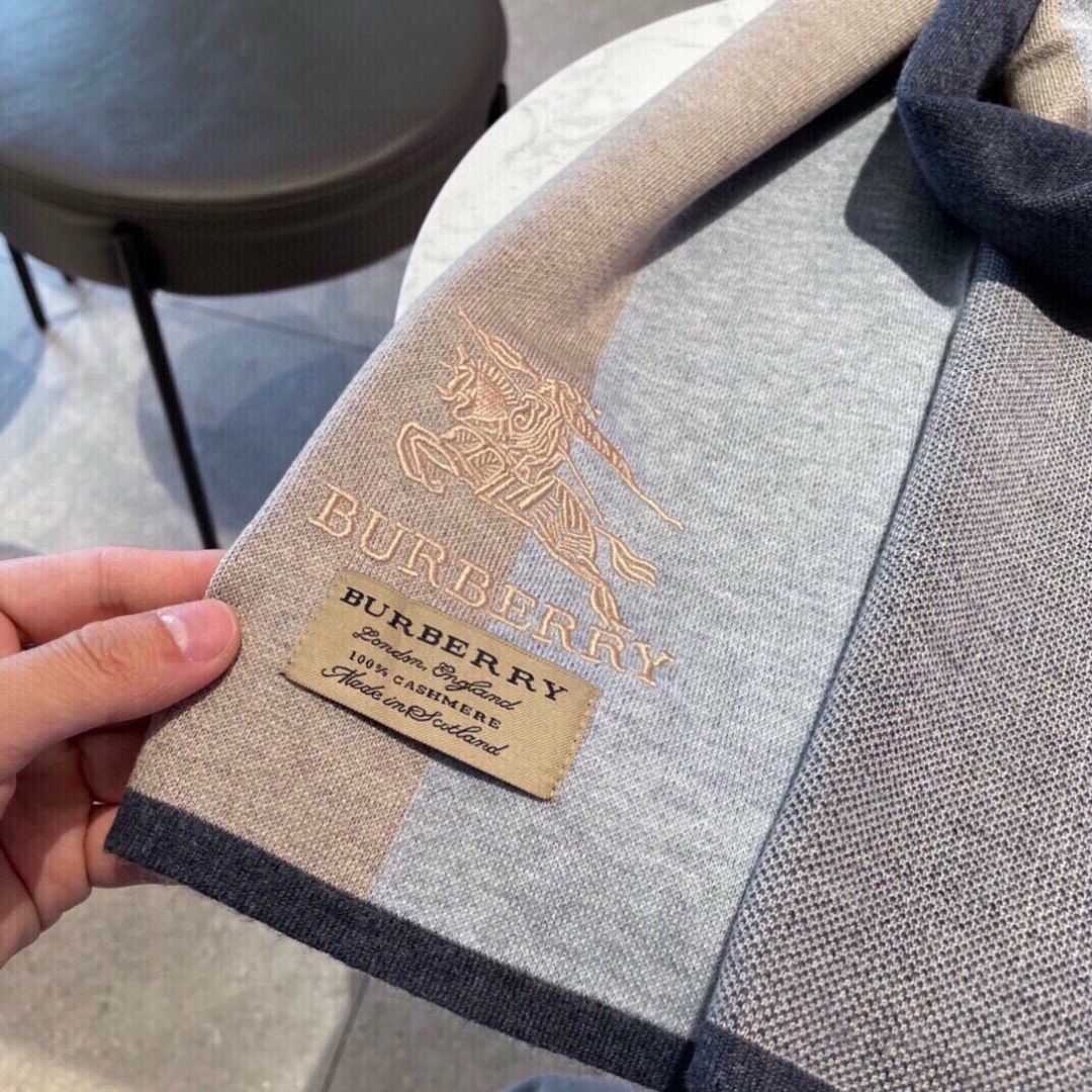 爆款上新 情侣款👍👍B家【经典战马】货🐂 奢华尽在尺寸之间，高端品质‼️具有超高羊绒品质才会被此品牌青睐