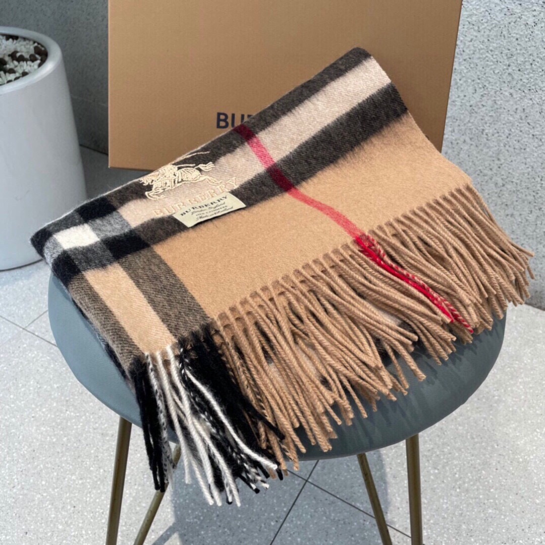 重磅推荐⚠️【顶级外单】🎀✨火爆N年的经典格，时潮人都有好几条巴宝莉围巾放在衣橱，一条小小的围巾其作用不