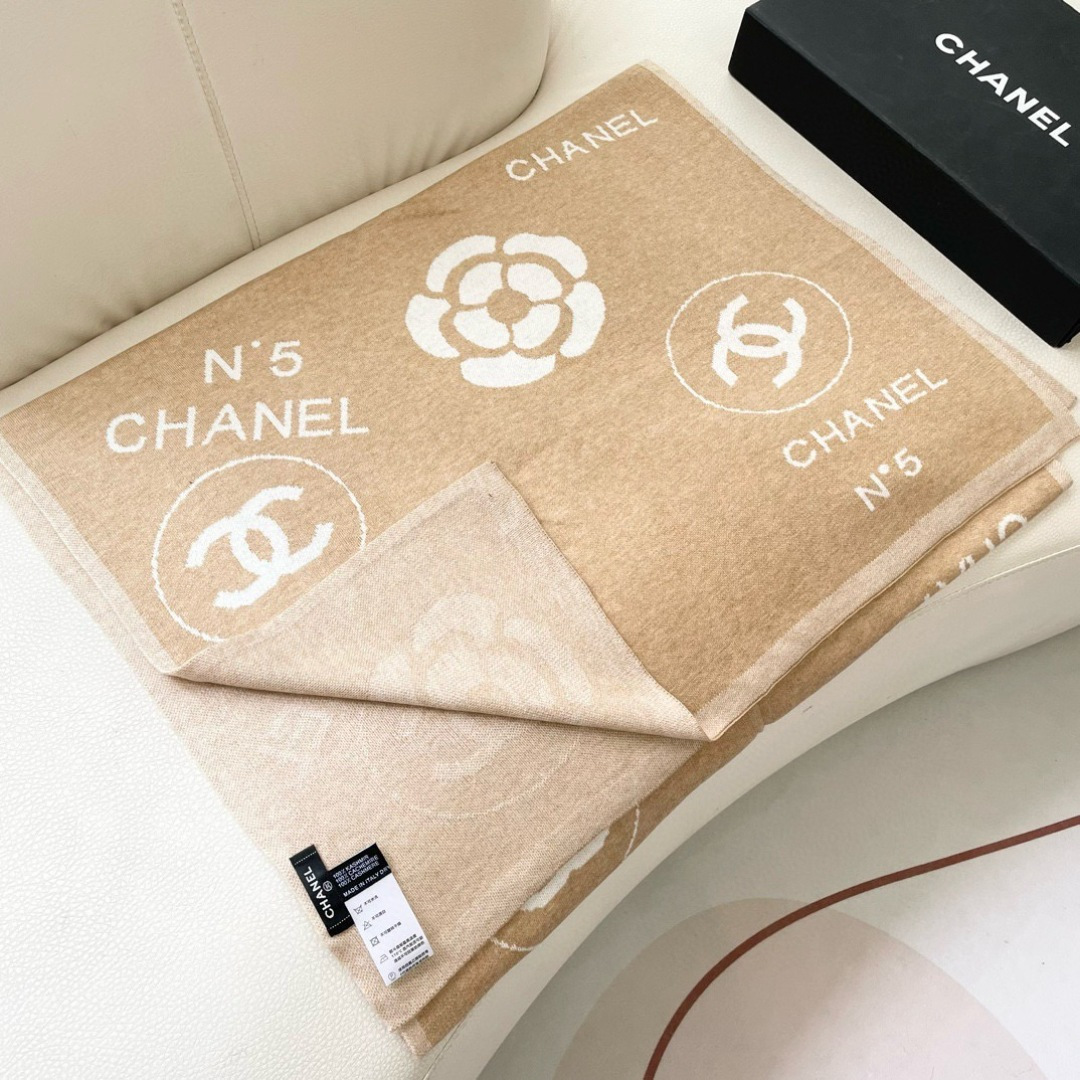 😍👍香奈儿2025专柜最新款‼️【顶级针织围巾】。爆款哦 😘💍实物真心美 🎀披肩配以精美针织💓💃🏻整条围