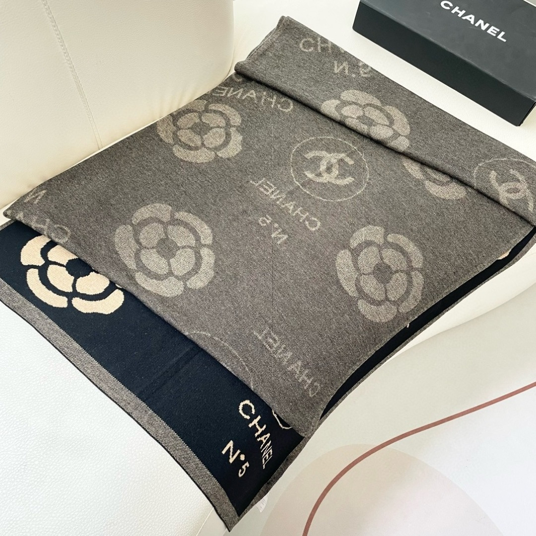 😍👍香奈儿2025专柜最新款‼️【顶级针织围巾】。爆款哦 😘💍实物真心美 🎀披肩配以精美针织💓💃🏻整条围