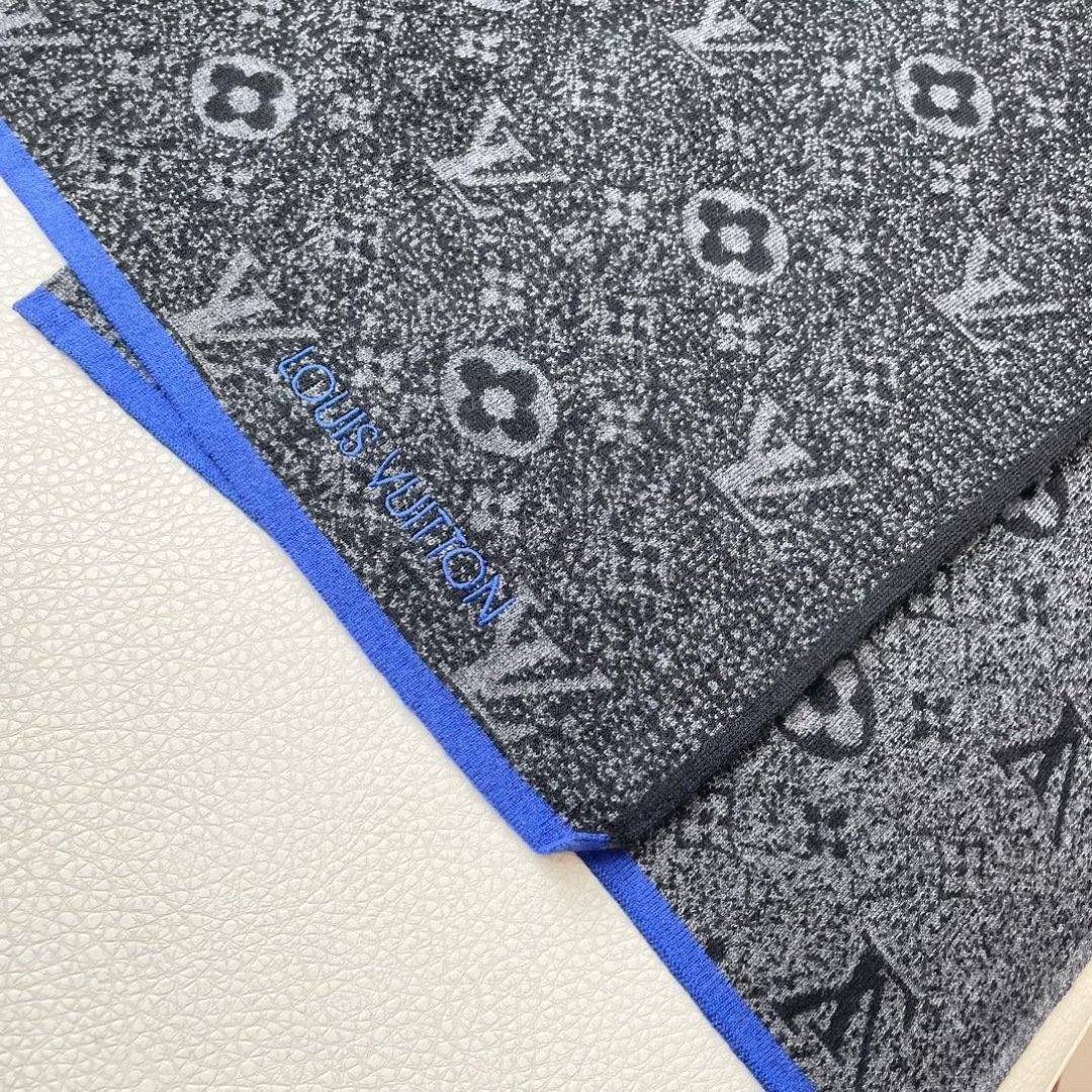 爆款上新 情侣款👍👍LV 独家牛货🐂 奢华尽在尺寸之间，高端品质‼️具有超高羊绒品质才会被此品牌青睐‼️