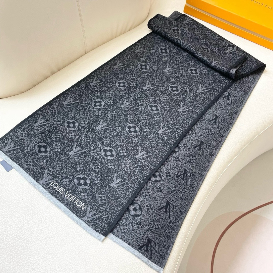 爆款上新 情侣款👍👍LV 独家牛货🐂 奢华尽在尺寸之间，高端品质‼️具有超高羊绒品质才会被此品牌青睐‼️