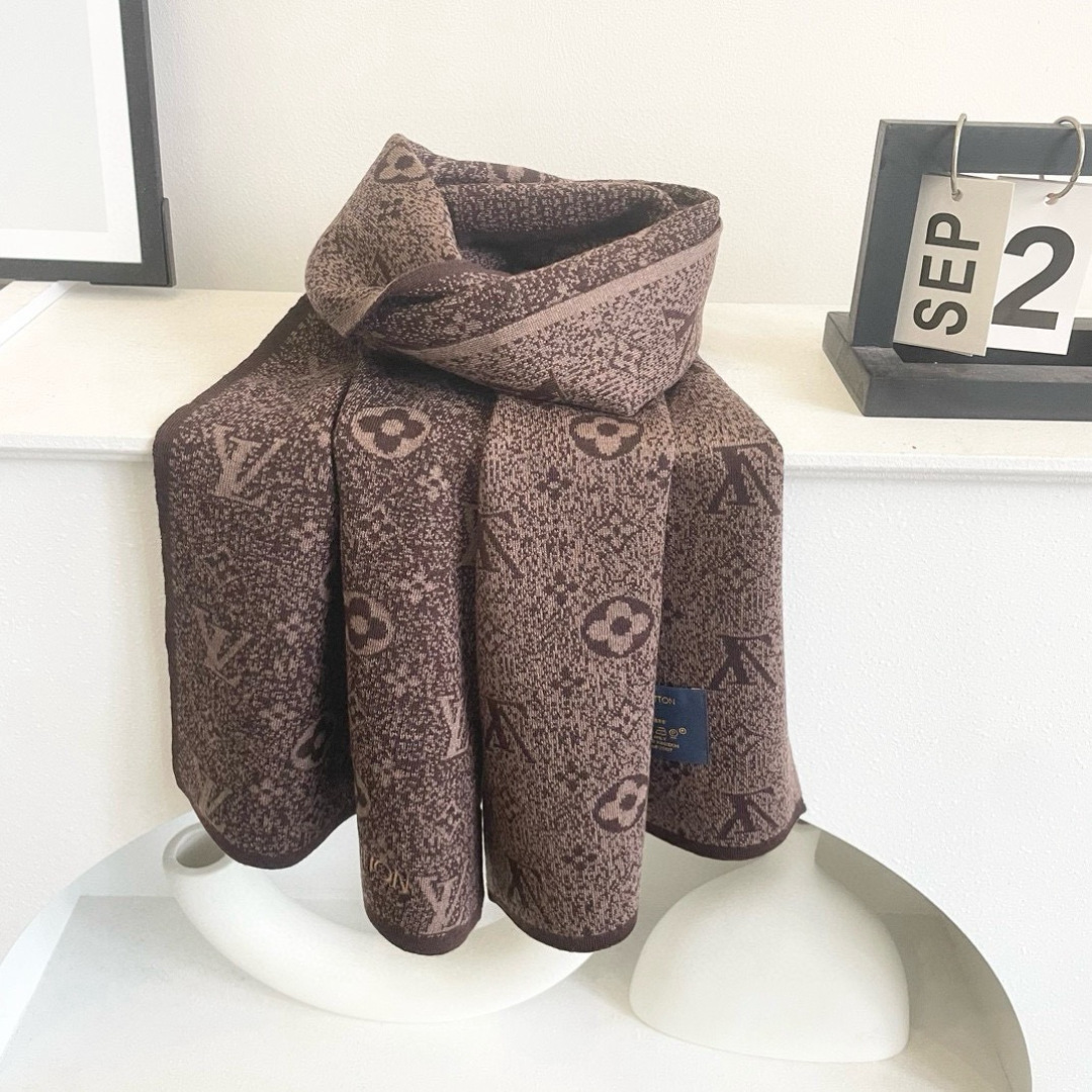 爆款上新 情侣款👍👍LV 独家牛货🐂 奢华尽在尺寸之间，高端品质‼️具有超高羊绒品质才会被此品牌青睐‼️