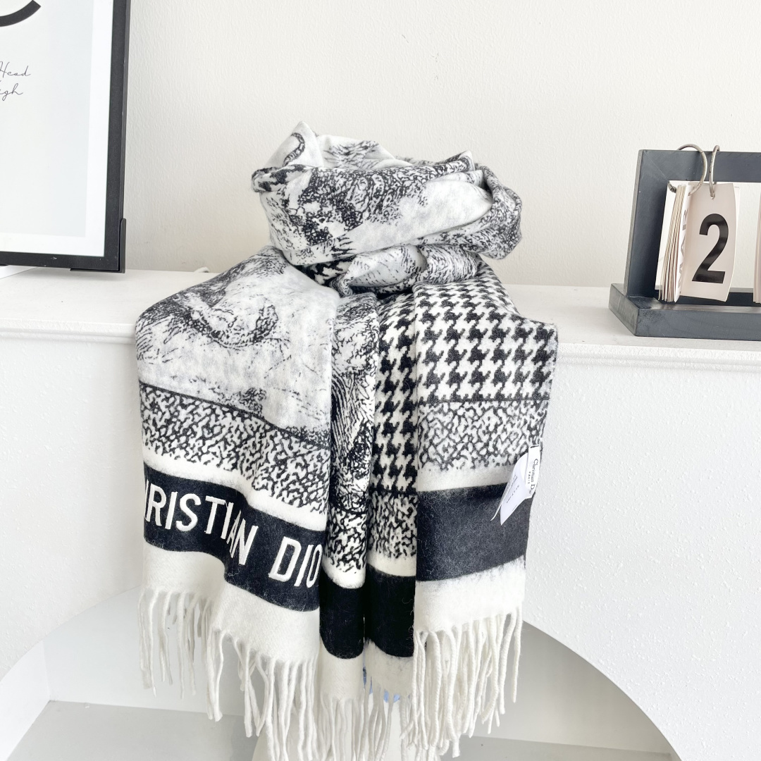 【DIOR 迪奥动物元素流苏长巾】尺寸:70×200CM材质:100%山羊绒爆款，专柜最新款式 双面羊绒