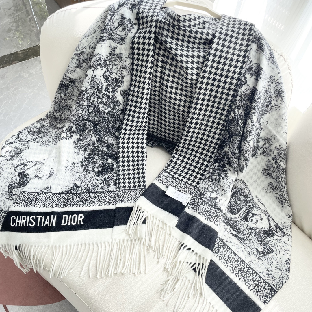 【DIOR 迪奥动物元素流苏长巾】尺寸:70×200CM材质:100%山羊绒爆款，专柜最新款式 双面羊绒