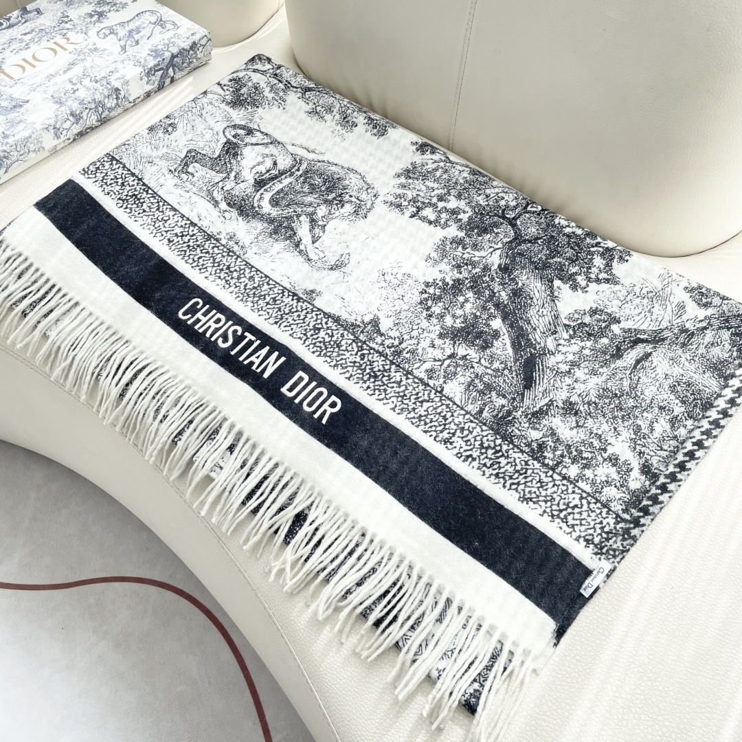 【DIOR 迪奥动物元素流苏长巾】尺寸:70×200CM材质:100%山羊绒爆款，专柜最新款式 双面羊绒
