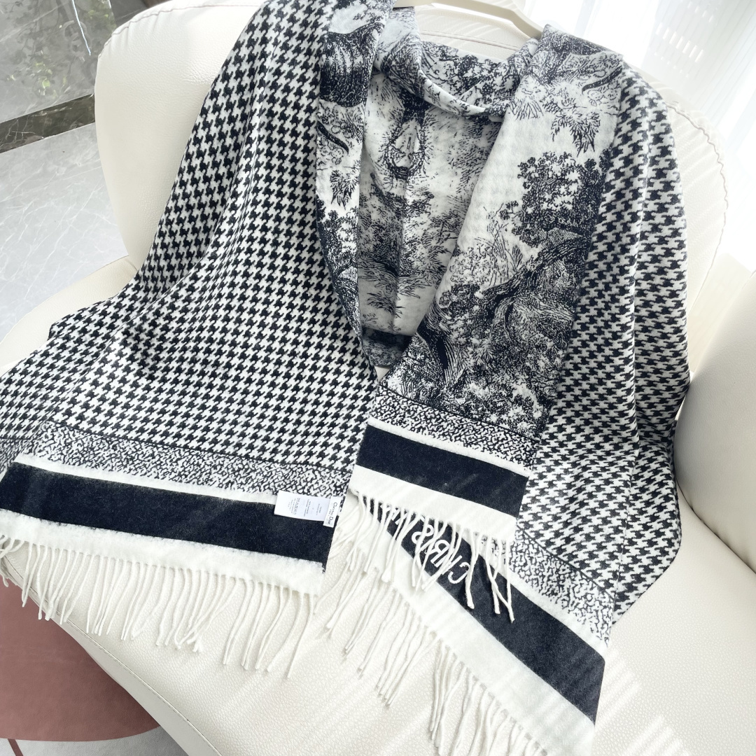 【DIOR 迪奥动物元素流苏长巾】尺寸:70×200CM材质:100%山羊绒爆款，专柜最新款式 双面羊绒
