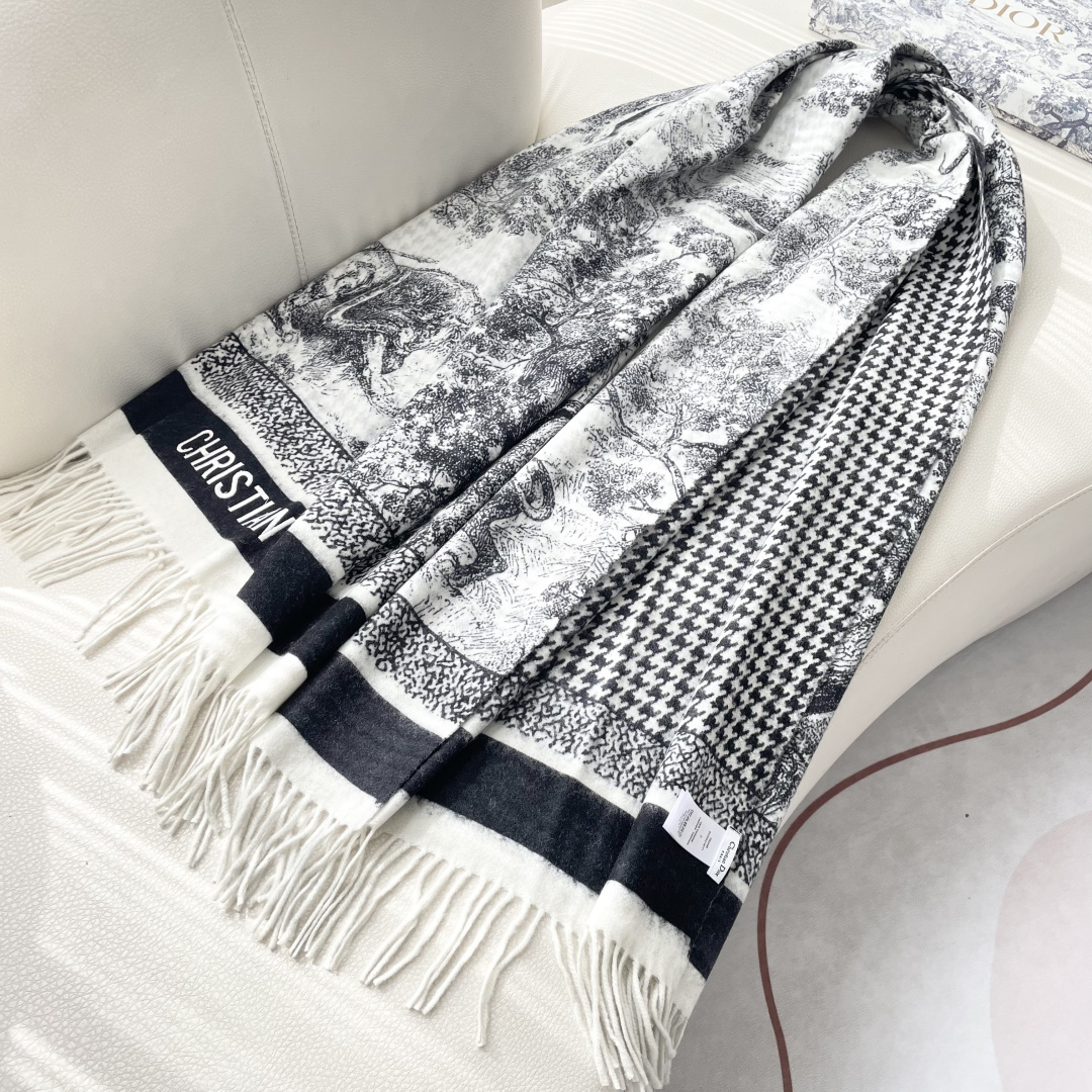 【DIOR 迪奥动物元素流苏长巾】尺寸:70×200CM材质:100%山羊绒爆款，专柜最新款式 双面羊绒