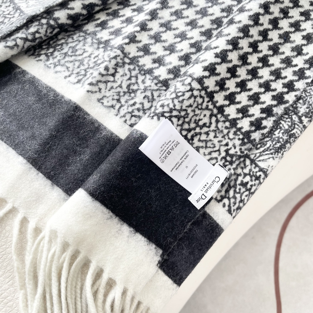 【DIOR 迪奥动物元素流苏长巾】尺寸:70×200CM材质:100%山羊绒爆款，专柜最新款式 双面羊绒