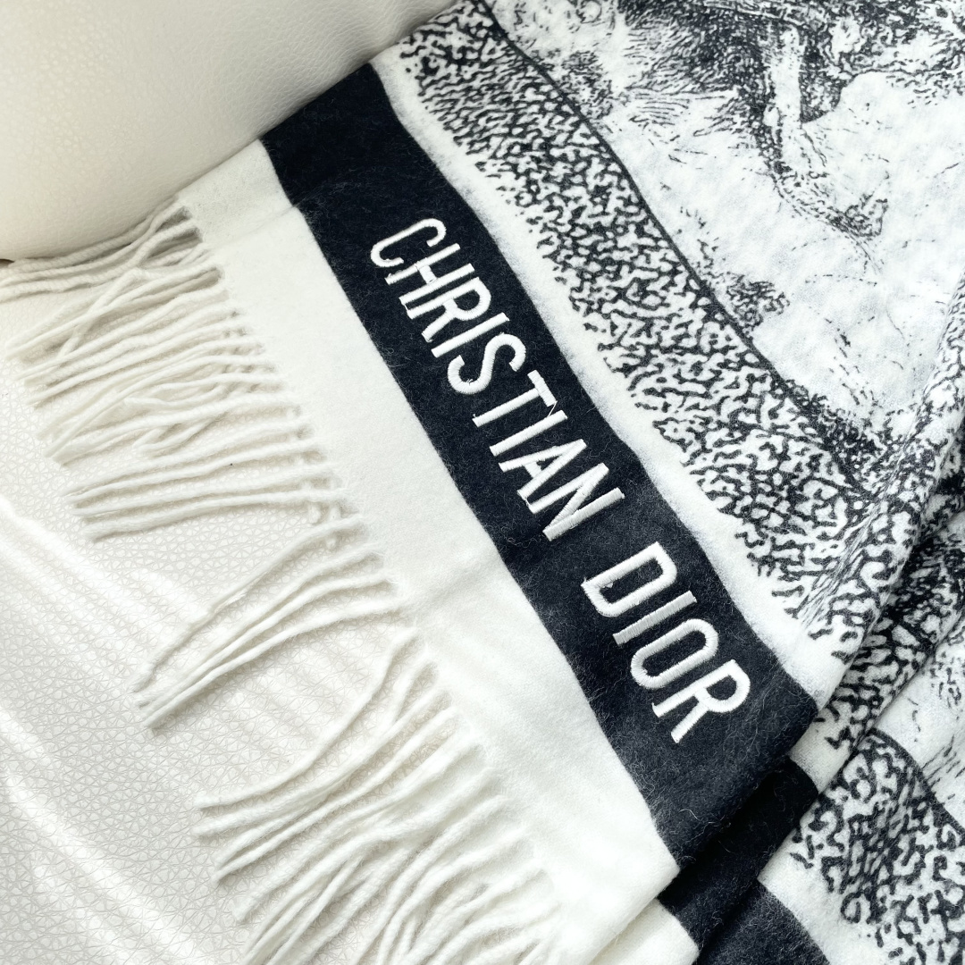 【DIOR 迪奥动物元素流苏长巾】尺寸:70×200CM材质:100%山羊绒爆款，专柜最新款式 双面羊绒