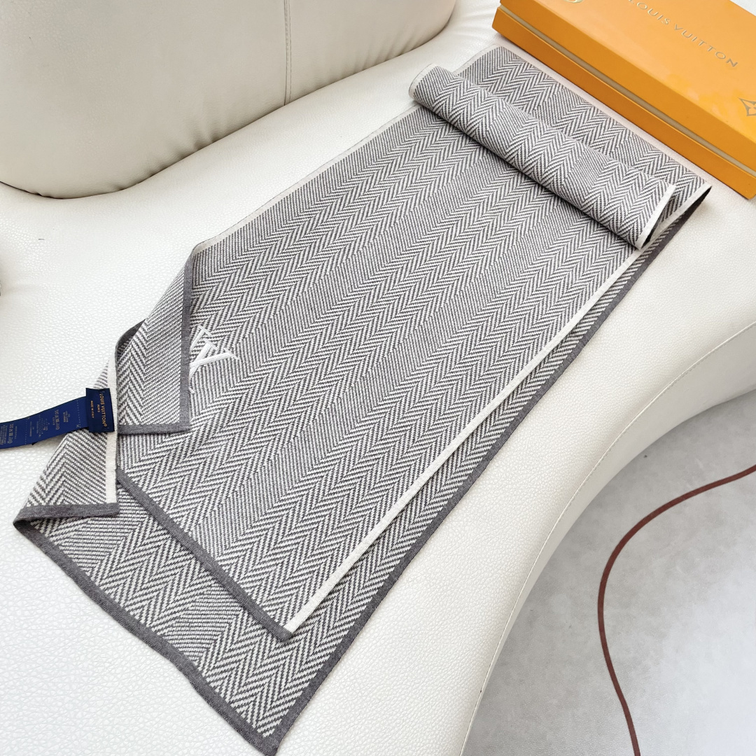 爆款上新 情侣款👍👍LV 独家牛货🐂 奢华尽在尺寸之间，高端品质‼️具有超高羊绒品质才会被此品牌青睐‼️