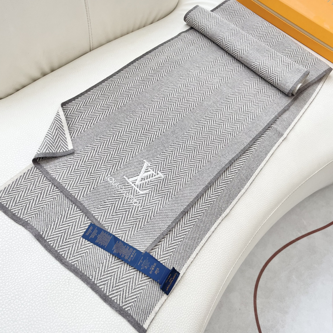 爆款上新 情侣款👍👍LV 独家牛货🐂 奢华尽在尺寸之间，高端品质‼️具有超高羊绒品质才会被此品牌青睐‼️