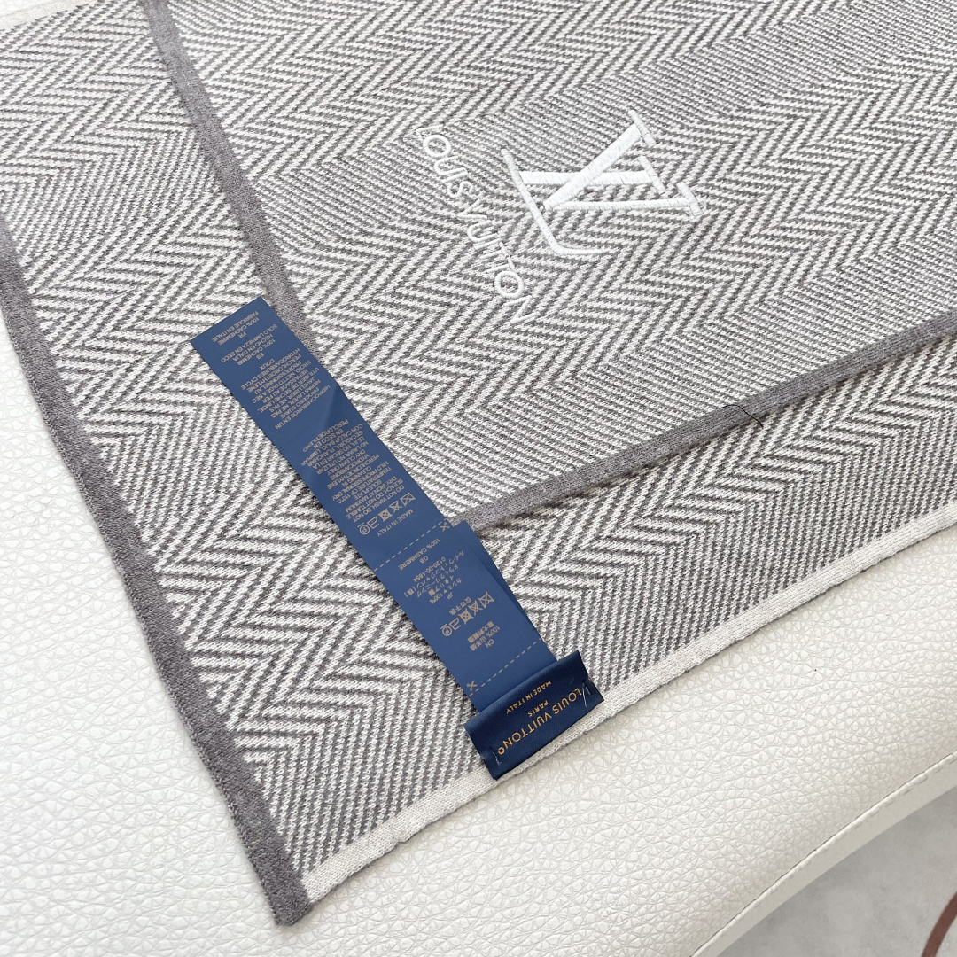 爆款上新 情侣款👍👍LV 独家牛货🐂 奢华尽在尺寸之间，高端品质‼️具有超高羊绒品质才会被此品牌青睐‼️