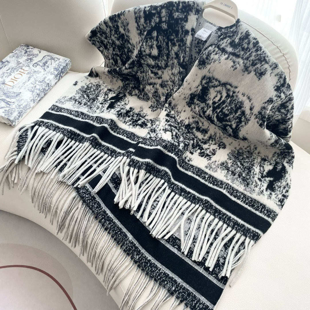 ✨重磅推荐‼️CD动物印花大方巾❗️围巾披肩毛毯三用，超级惊艳的一款！百分百保真！超唯美的一款正品订单，