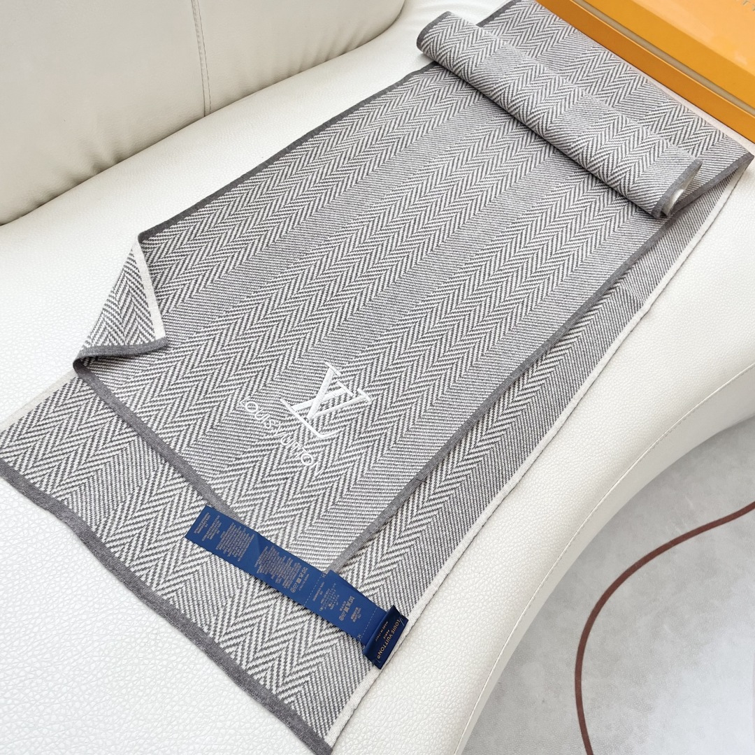 爆款上新 情侣款👍👍LV 独家牛货🐂 奢华尽在尺寸之间，高端品质‼️具有超高羊绒品质才会被此品牌青睐‼️