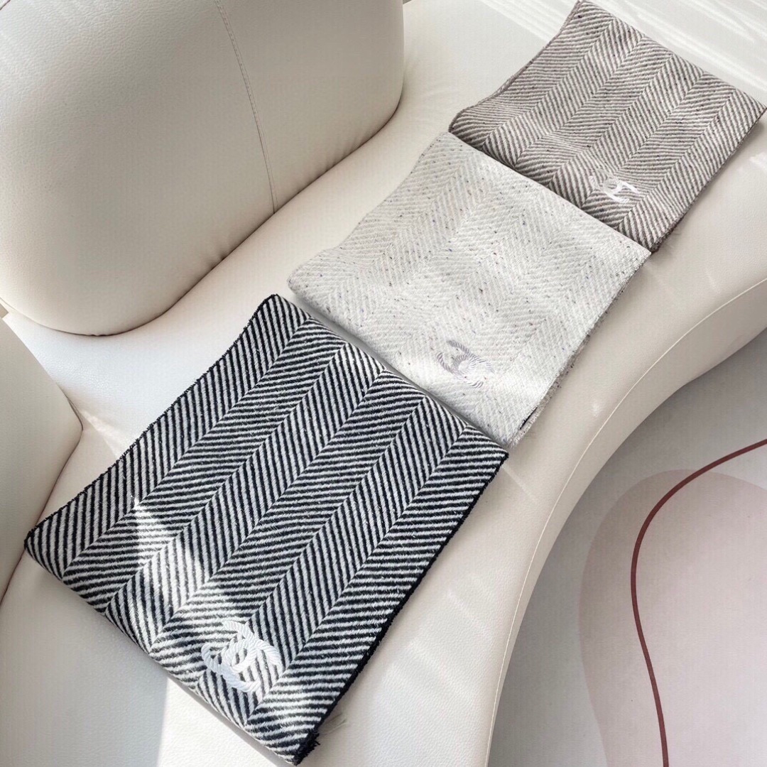 香奈儿新款🗣姑娘们出来炸街啦黑色系色调真的无敌经典了。不是俗气的漂白。就本色调，带点米的高级配色。～百分