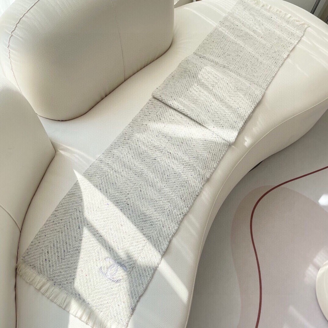 香奈儿新款🗣姑娘们出来炸街啦黑色系色调真的无敌经典了。不是俗气的漂白。就本色调，带点米的高级配色。～百分