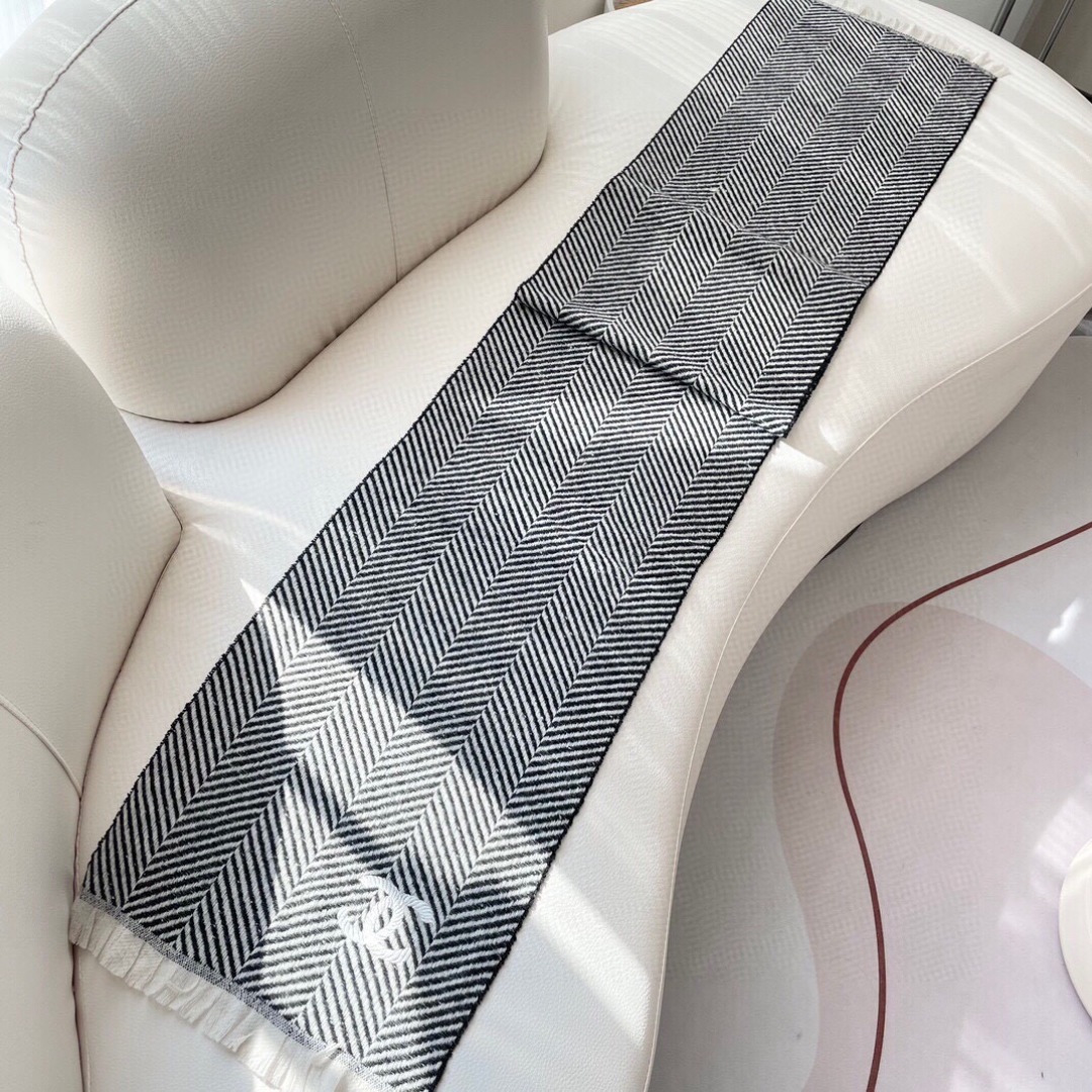 香奈儿新款🗣姑娘们出来炸街啦黑色系色调真的无敌经典了。不是俗气的漂白。就本色调，带点米的高级配色。～百分