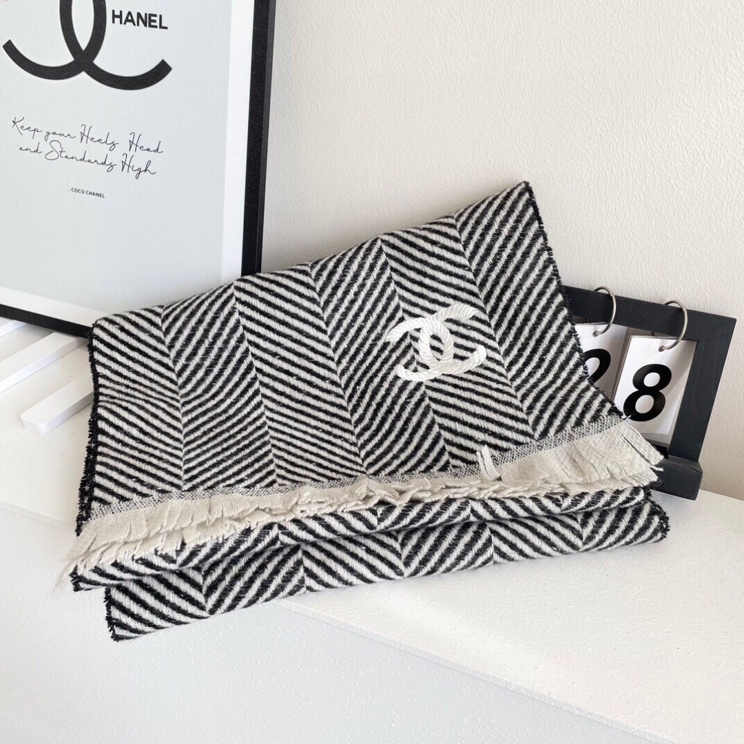 香奈儿新款🗣姑娘们出来炸街啦黑色系色调真的无敌经典了。不是俗气的漂白。就本色调，带点米的高级配色。～百分