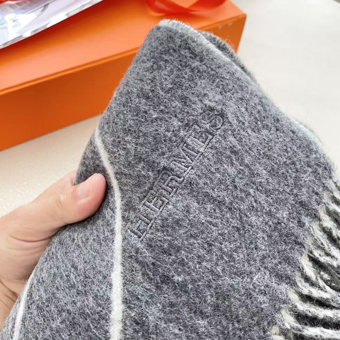 上新2025爱马仕双面男女款围巾且买且珍惜😍~都是出口订单所以比较难遇❤️东西讲究少而精😍好看的一定要收