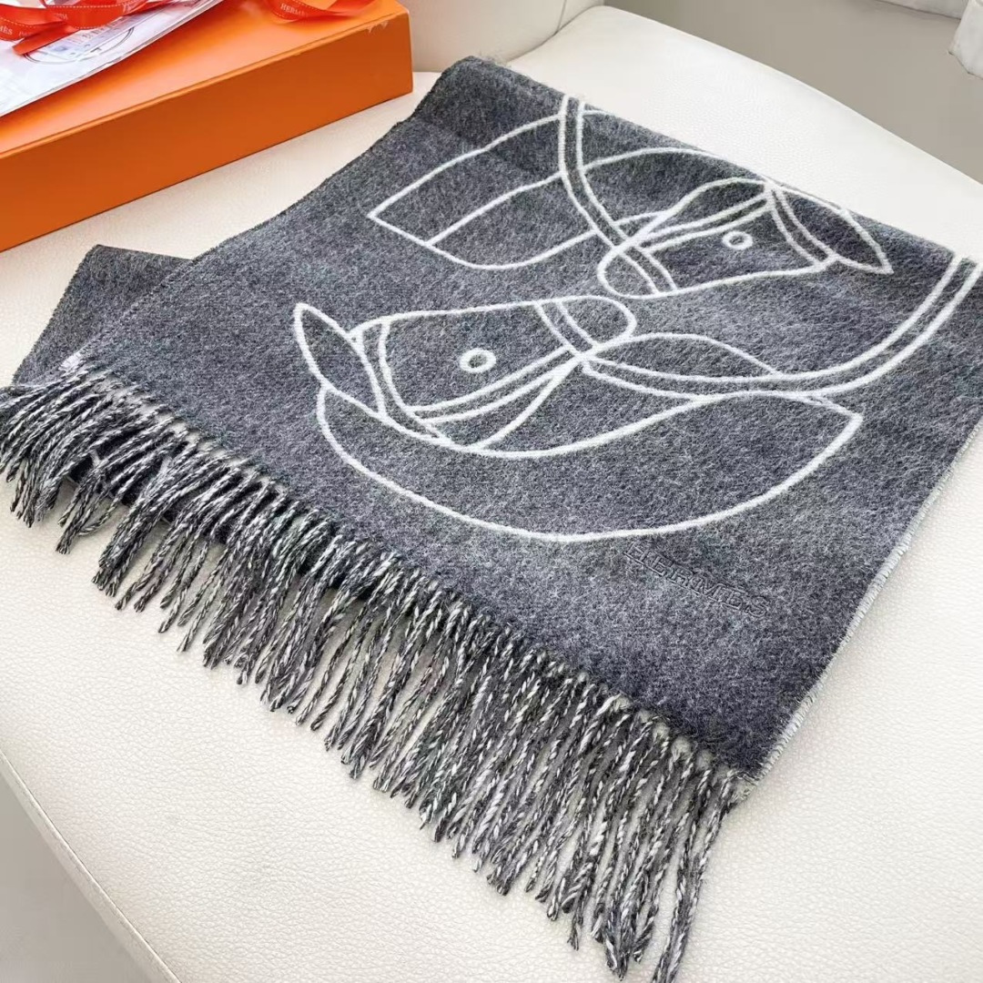 上新2025爱马仕双面男女款围巾且买且珍惜😍~都是出口订单所以比较难遇❤️东西讲究少而精😍好看的一定要收