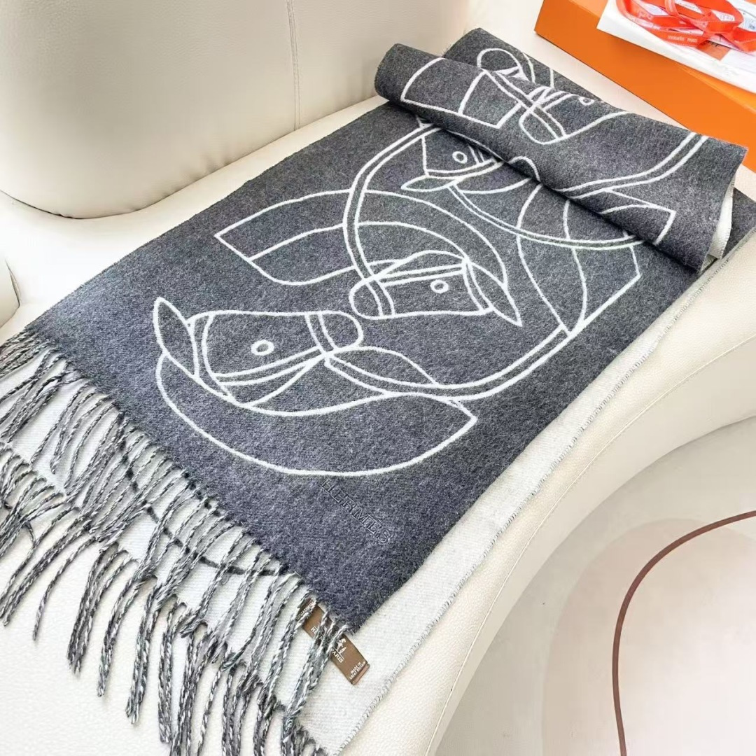 上新2025爱马仕双面男女款围巾且买且珍惜😍~都是出口订单所以比较难遇❤️东西讲究少而精😍好看的一定要收