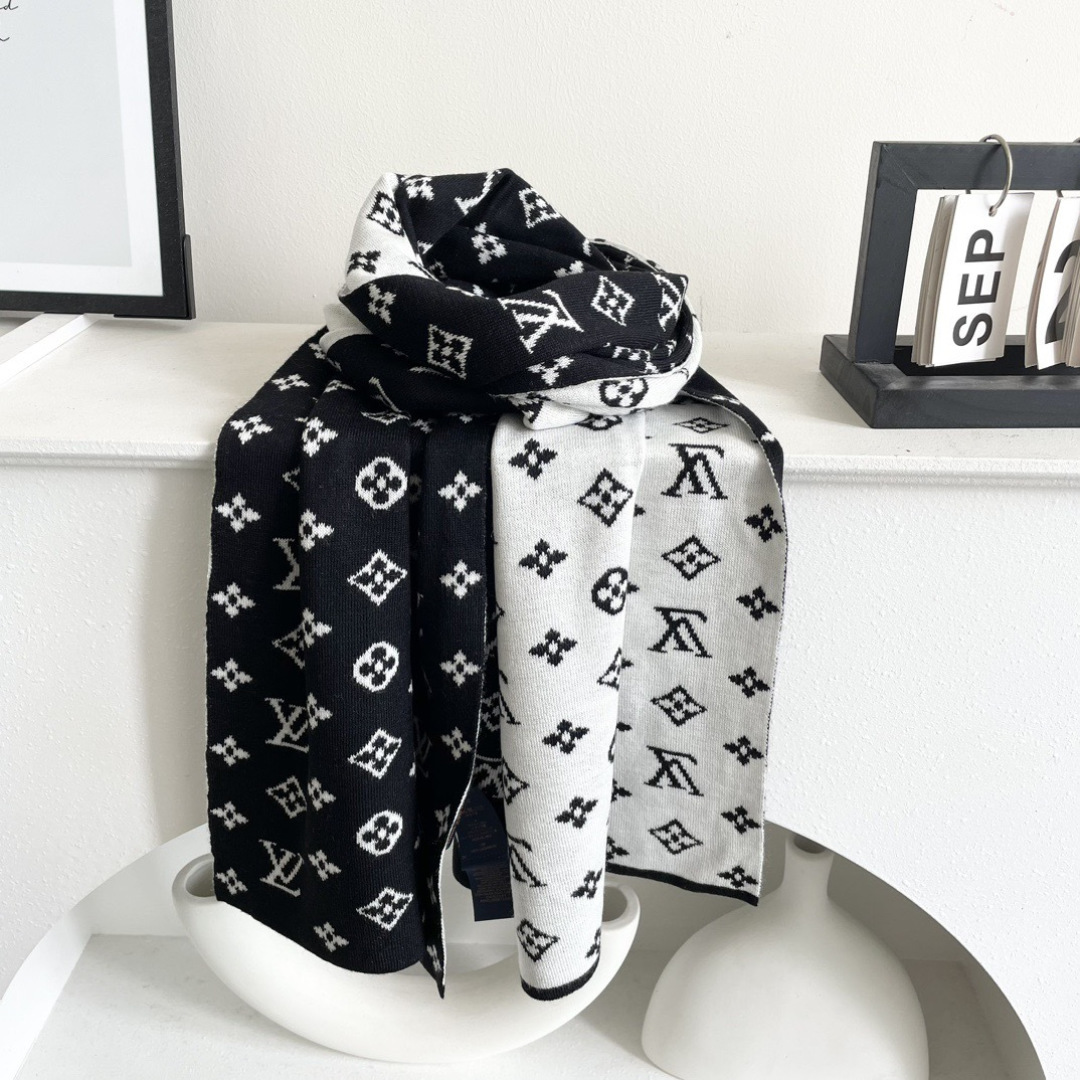 爆款上新 情侣款👍👍LV 独家牛货🐂 奢华尽在尺寸之间，高端品质‼️具有超高羊绒品质才会被此品牌青睐‼️