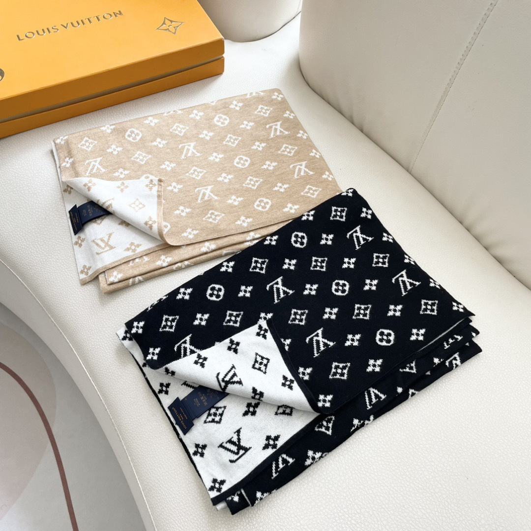 爆款上新 情侣款👍👍LV 独家牛货🐂 奢华尽在尺寸之间，高端品质‼️具有超高羊绒品质才会被此品牌青睐‼️