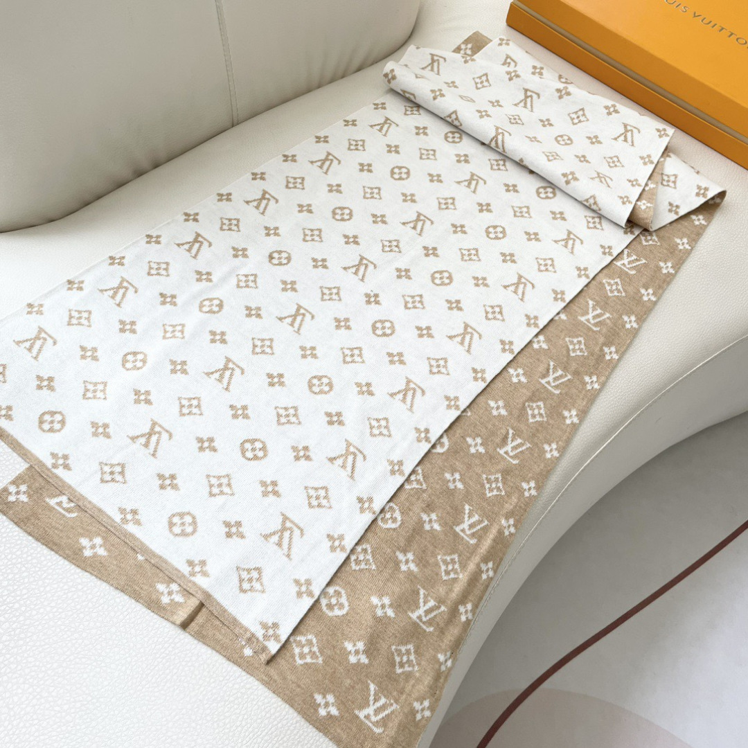 爆款上新 情侣款👍👍LV 独家牛货🐂 奢华尽在尺寸之间，高端品质‼️具有超高羊绒品质才会被此品牌青睐‼️