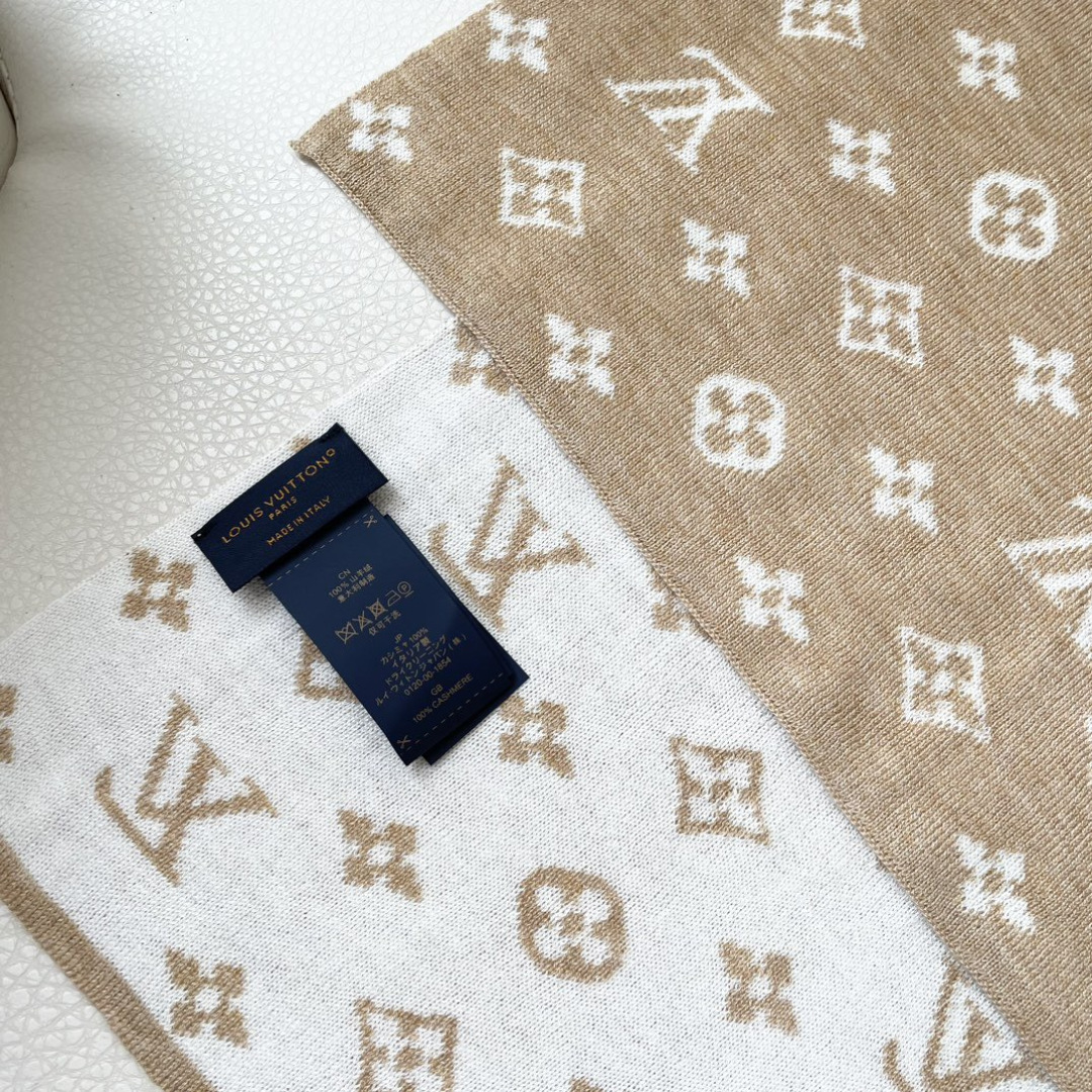 爆款上新 情侣款👍👍LV 独家牛货🐂 奢华尽在尺寸之间，高端品质‼️具有超高羊绒品质才会被此品牌青睐‼️
