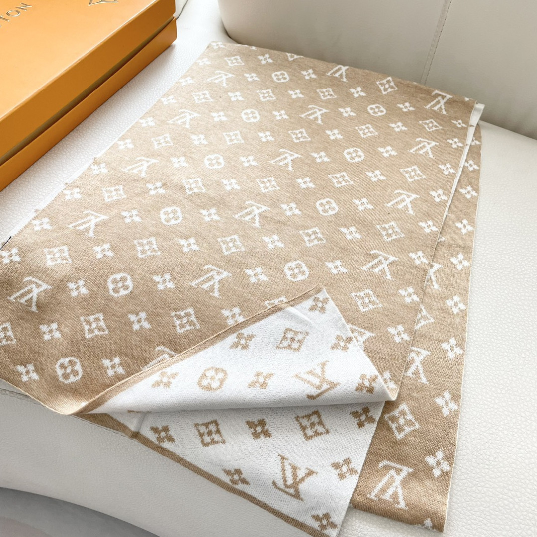 爆款上新 情侣款👍👍LV 独家牛货🐂 奢华尽在尺寸之间，高端品质‼️具有超高羊绒品质才会被此品牌青睐‼️