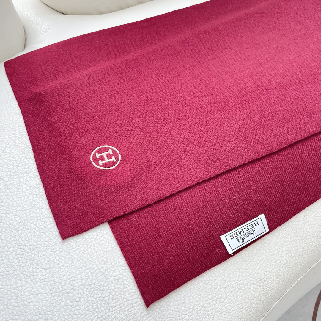 爆款上新 情侣款👍👍爱马仕 独家牛货🐂 奢华尽在尺寸之间，高端品质‼️具有超高羊绒品质才会被此品牌青睐‼