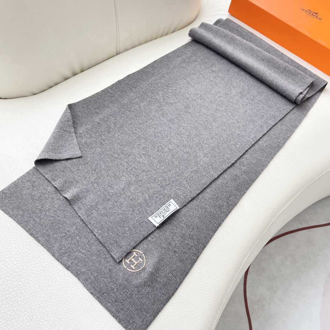 爆款上新 情侣款👍👍爱马仕 独家牛货🐂 奢华尽在尺寸之间，高端品质‼️具有超高羊绒品质才会被此品牌青睐‼