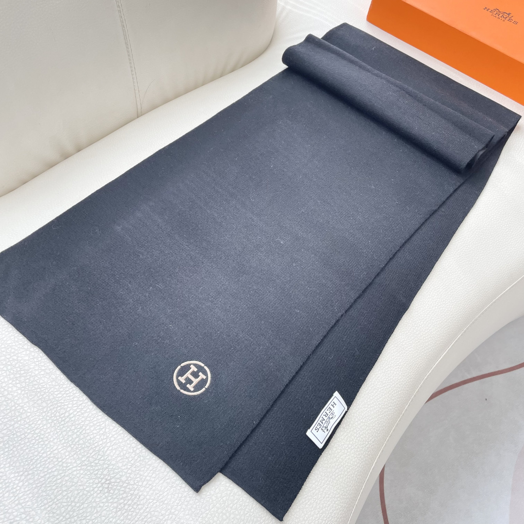 爆款上新 情侣款👍👍爱马仕 独家牛货🐂 奢华尽在尺寸之间，高端品质‼️具有超高羊绒品质才会被此品牌青睐‼