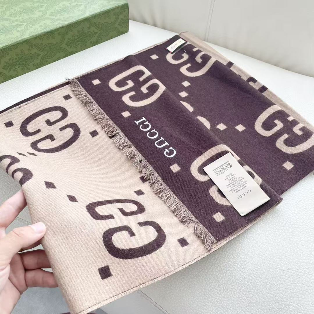 火爆专柜同步新款 灭世版本来袭，不是不做，只是还没做到极致，顶级版本出货，羊毛真丝围巾，装饰超大造型设计