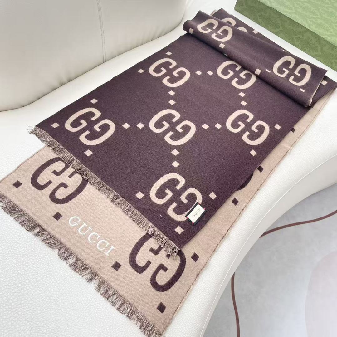 火爆专柜同步新款 灭世版本来袭，不是不做，只是还没做到极致，顶级版本出货，羊毛真丝围巾，装饰超大造型设计