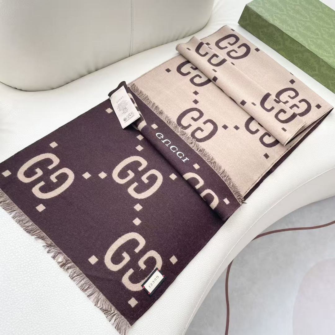 火爆专柜同步新款 灭世版本来袭，不是不做，只是还没做到极致，顶级版本出货，羊毛真丝围巾，装饰超大造型设计